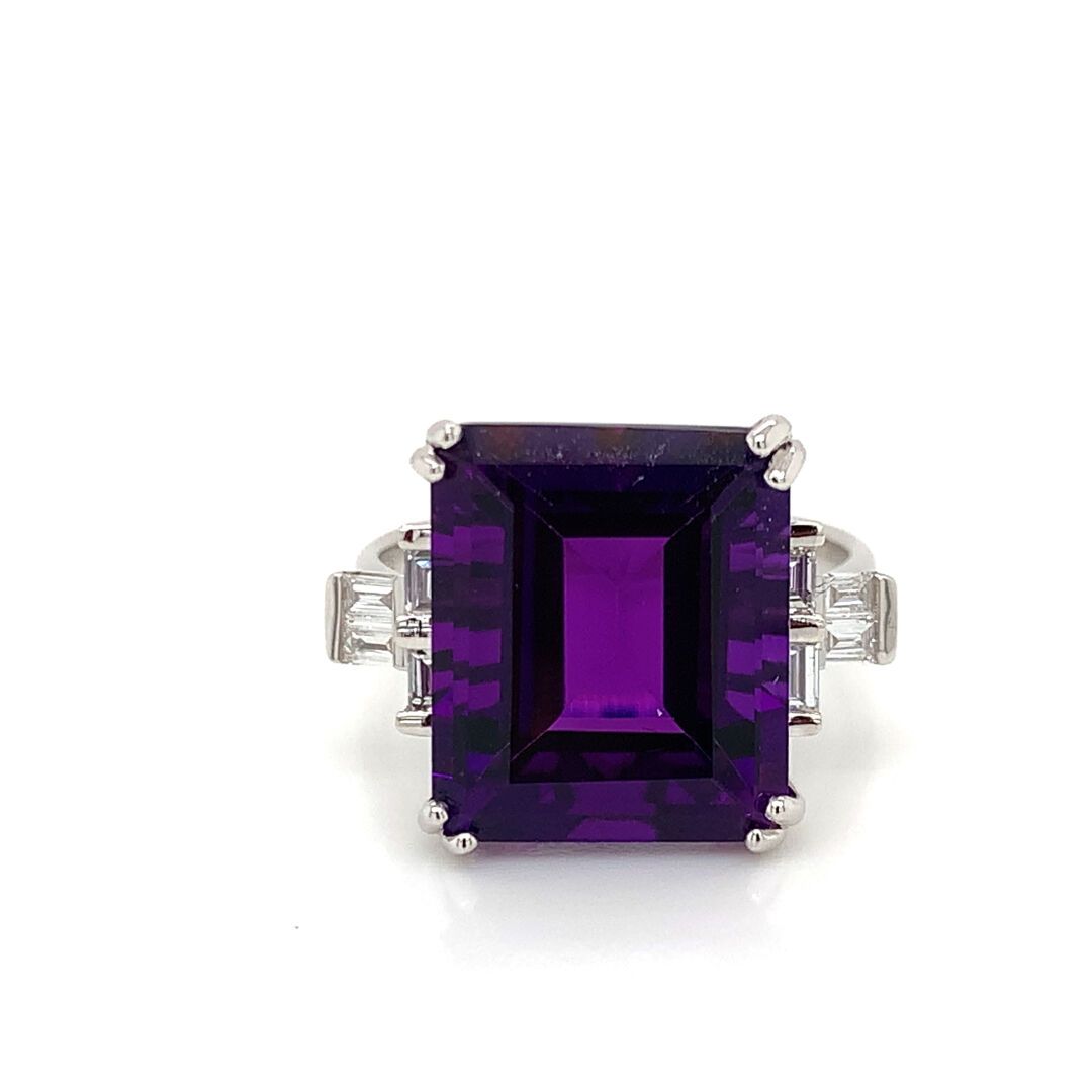 BAGUE en or gris, améthyste et diamants 一枚白金（750‰）戒指，以双爪镶嵌矩形切割的紫水晶，肩部镶有长方形钻石。
紫水&hellip;