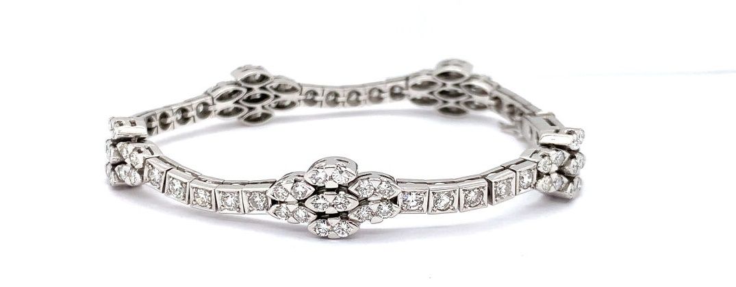 BRACELET en or gris et diamants 白金（750‰）手镯，铺设小型明亮式切割钻石，装饰有风格化的花卉图案。
毛重：25.42克。长度&hellip;