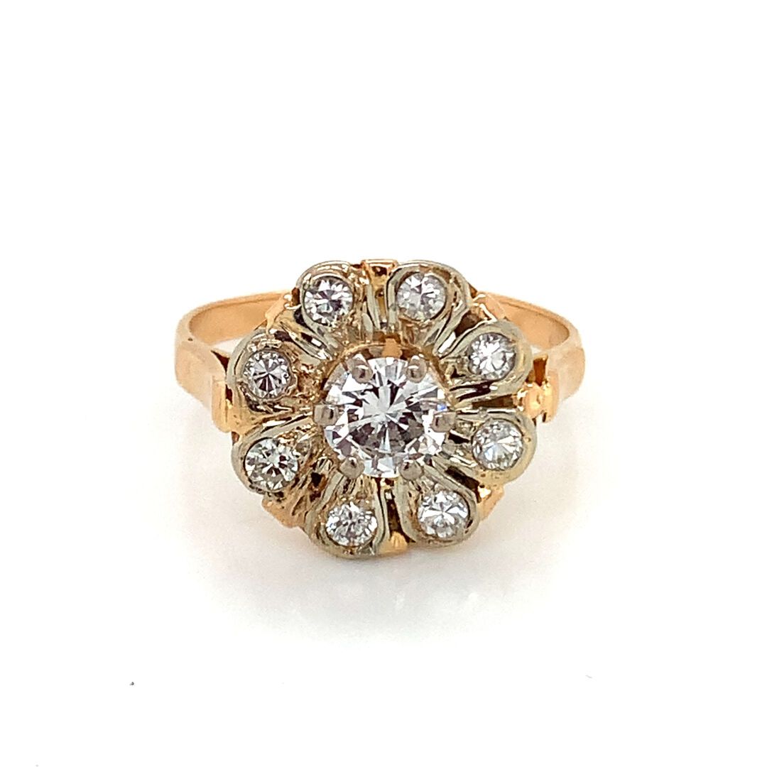BAGUE marguerite en or et diamants 一枚黄金(750‰)雏菊戒指，在爪子上镶嵌了一颗明亮型切割钻石，周围是明亮型切割钻石。
中&hellip;