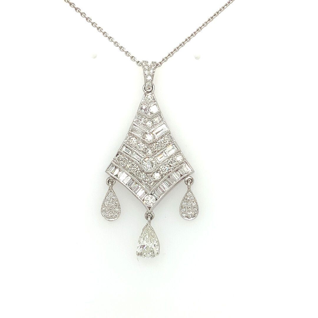 CHAINE DE COU et PENDENTIF en or gris et diamants 一条白金(750‰)钻石形状的颈链和吊坠，全部由小型明亮式切&hellip;