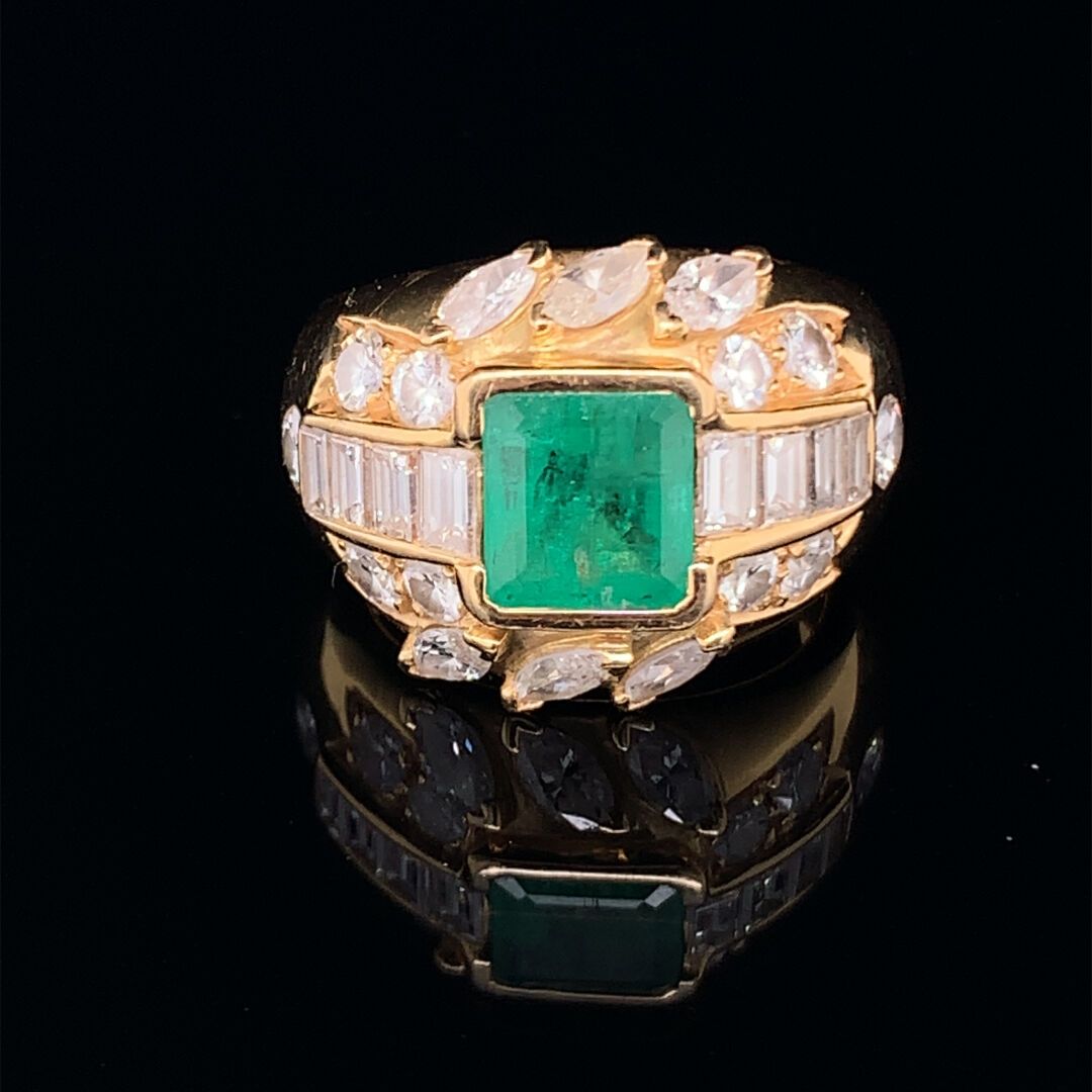 BAGUE en or, émeraudes et diamants 金戒指(750‰)，镶嵌着一颗长方形切割的祖母绿，周围环绕着小型明亮式切割钻石、楔形钻石和&hellip;