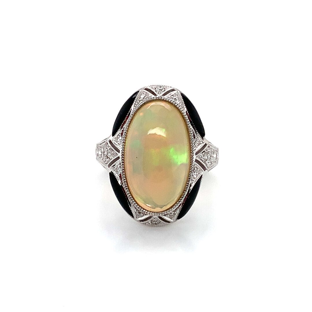BAGUE en or gris, opale, diamants et onyx 一枚白金(750‰)戒指，在封闭式底座上镶嵌了一颗大的椭圆形蛋白石，周围和肩&hellip;