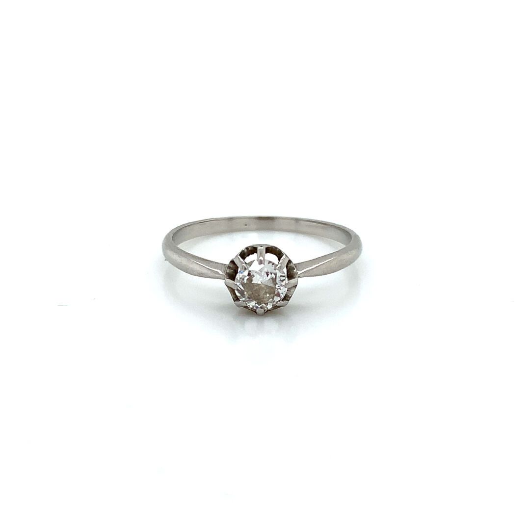 BAGUE en platine et diamant 铂金戒指（850‰），镶嵌一颗小型明亮式切割钻石。
毛重：1.96克。手指周长：54。