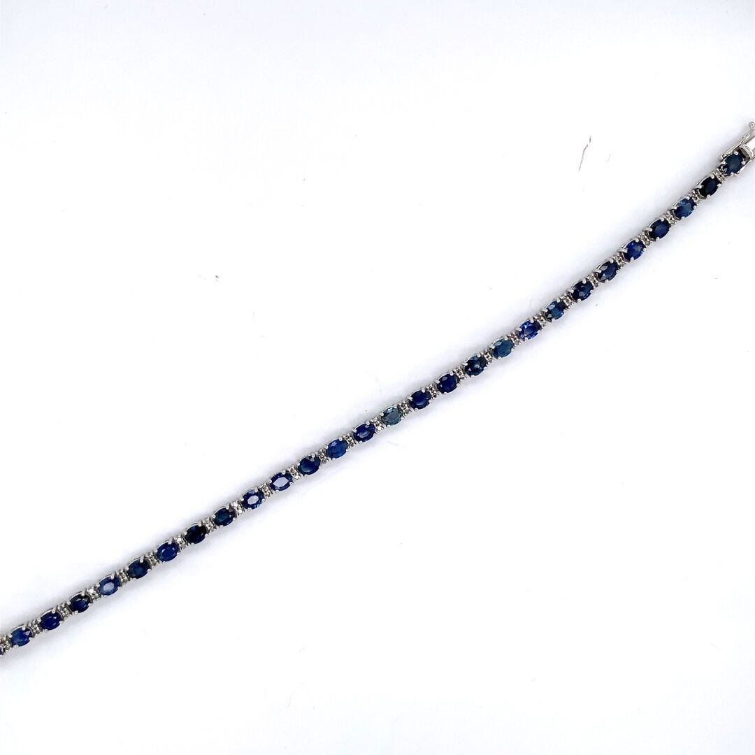 BRACELET en or gris, saphirs et diamants 白金（750‰）手镯，镶有刻面的椭圆形蓝宝石，与小型明亮式切割钻石交替。棘轮扣&hellip;