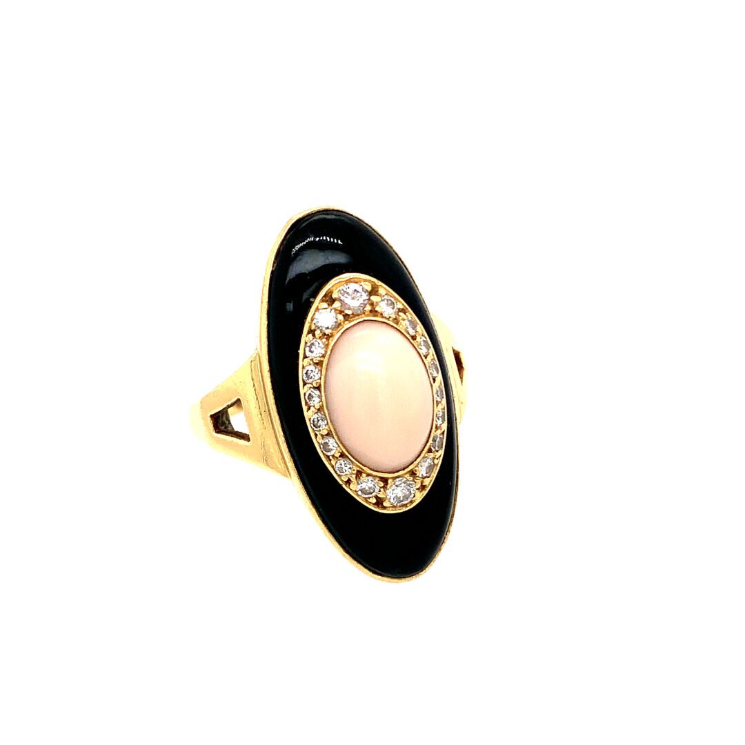 BAGUE en or, corail, diamants et onyx 金戒指（750‰），在小钻石和黑玛瑙的衬托下，镶嵌了一颗凸圆形的 "天使皮肤 "珊瑚&hellip;