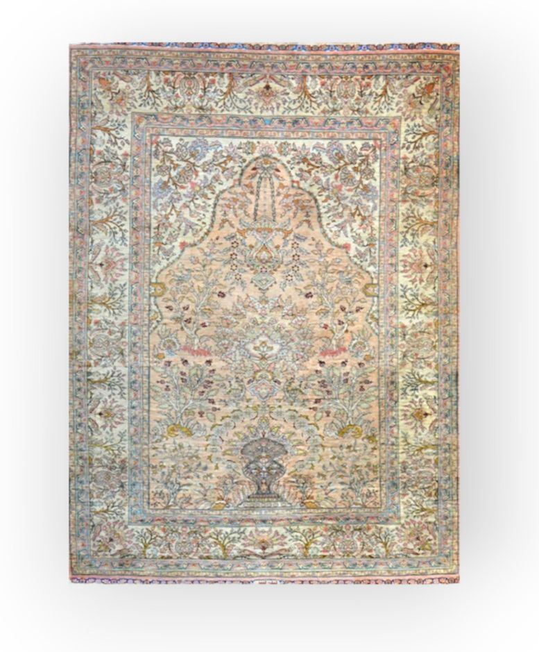 TAPIS - Fin Kayseri en soie, Turquie 精美的开塞利丝绸，土耳其
丝绸基础上的丝绒，祈祷形式的地毯。 
淡粉色的场地上有Mir&hellip;