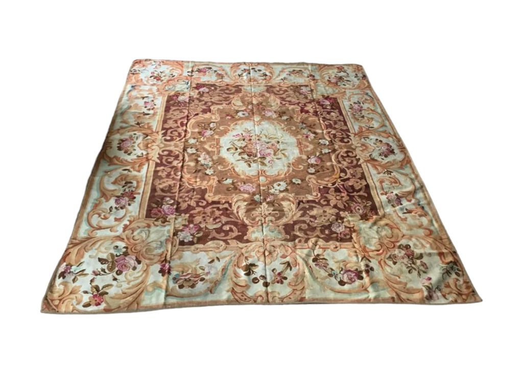 TAPIS - Tapis d'Aubusson, France 奥布松地毯
法国，19世纪中期。
针线活，在棉质基础上用羊毛纱线的挂毯技术。 
酒红色的场地上&hellip;