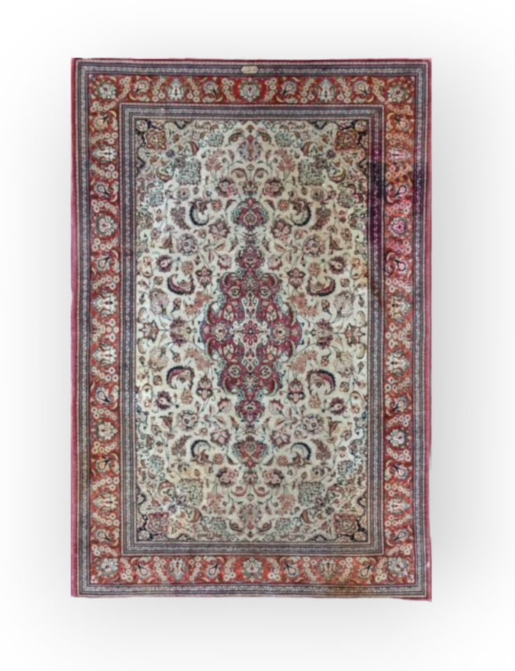 TAPIS - Fin Ghoum en soie, Iran 精美的丝绸Ghoum，伊朗
已签名 
丝绸基础上的丝绒。 
密度：每平方米约10000结。 
米&hellip;