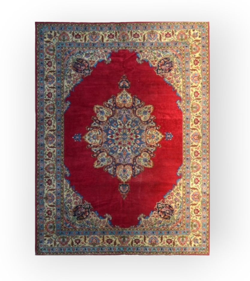 TAPIS - Important Kachan 重要的卡尚 
棉质地面上的羊毛绒布。 
红宝石领域，中央有一个大型的多色花环，呈风格化的钻石状。 
四个边框的&hellip;