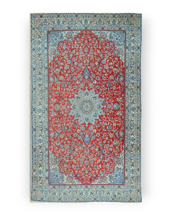 TAPIS - Grand et fin Nain, Iran 大而精的侏儒，伊朗 
在羊毛和丝绸中。
优质的丝质羊毛绒，在棉质的基础上用丝绸包围的花朵。
红宝&hellip;