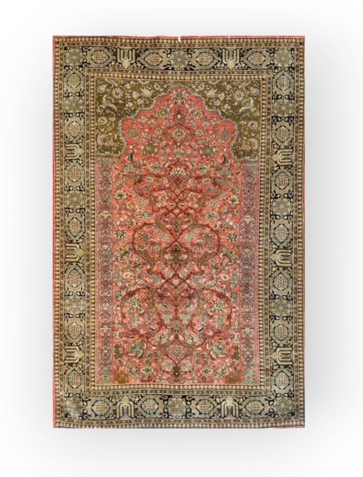 TAPIS - Fin Ghoum en soie, Iran 精美的丝绸Ghoum，伊朗
丝绸基础上的丝绒，祈祷形状。
密度：每平方米约10,000结。
鲑鱼&hellip;