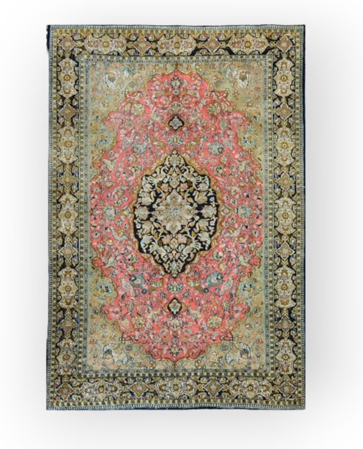 TAPIS - Fin Ghoum en soie, Iran 精美的丝绸 Ghoum, 伊朗
丝绸基础上的丝绒。
鲑鱼粉色的场地上有花卉装饰，中央有一个拉长的&hellip;