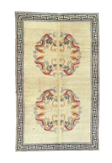 TAPIS - Népal 尼泊尔 
羊毛绒，棉质基础。
米色的场地上有双倍的奖章，上面有几何形状的龙的造型。
希腊门楣边框。
20世纪中期。
尺寸：195 x&hellip;