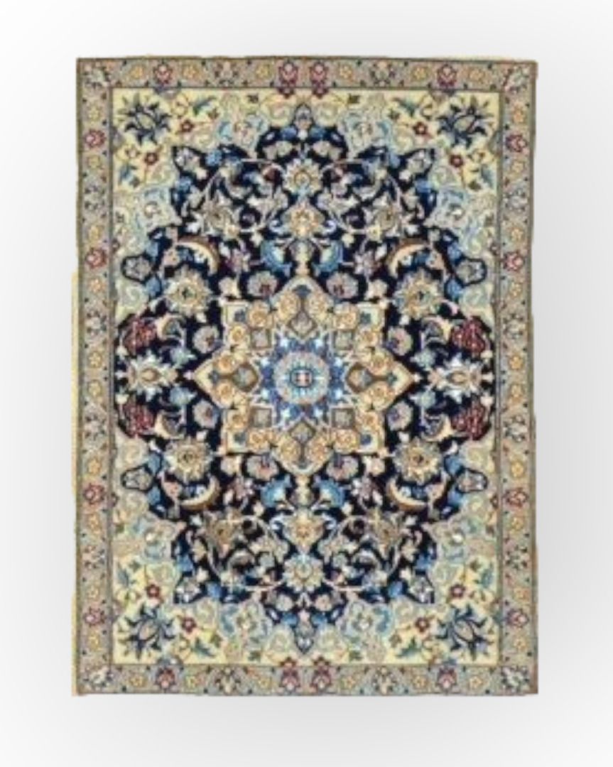 TAPIS - Nain, Iran 矮人，伊朗
羊毛绒，丝花，棉质底座 
午夜的蓝色领域，装饰着卷轴式的棕榈花和风格化的叶子，中间装饰着一个大的花环 
约在1&hellip;