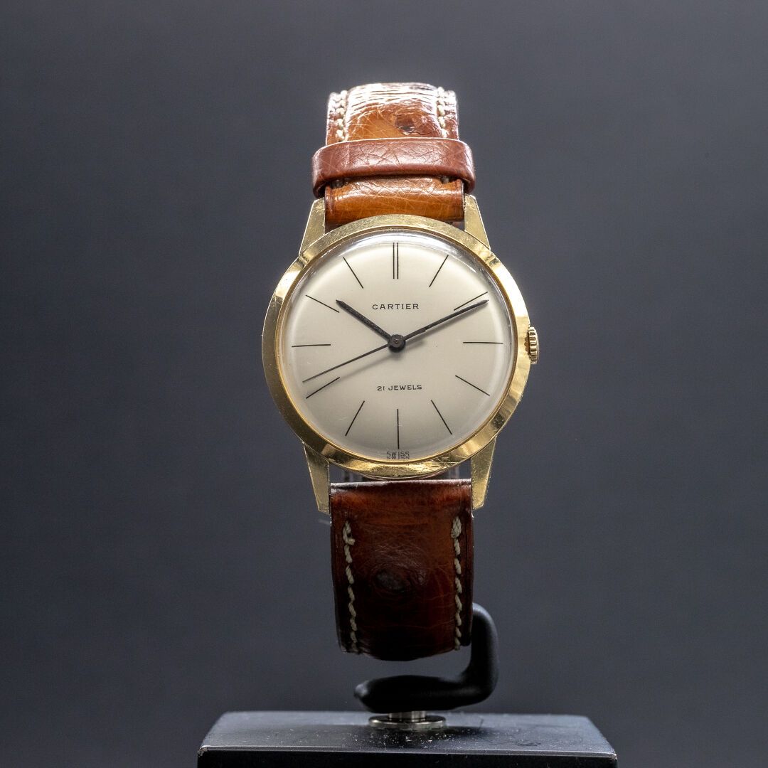 Cartier 卡地亚18K黄金腕表，32毫米表壳，白色表盘配巴顿式时标，自动机芯，夹式表背。有签名和编号的 "1652281073088"。 
表耳：17毫米&hellip;