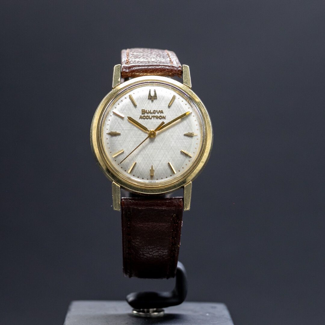 Bulova Accutron Reloj de pulsera Bulova Accutron chapado en oro, caja (35 mm), e&hellip;