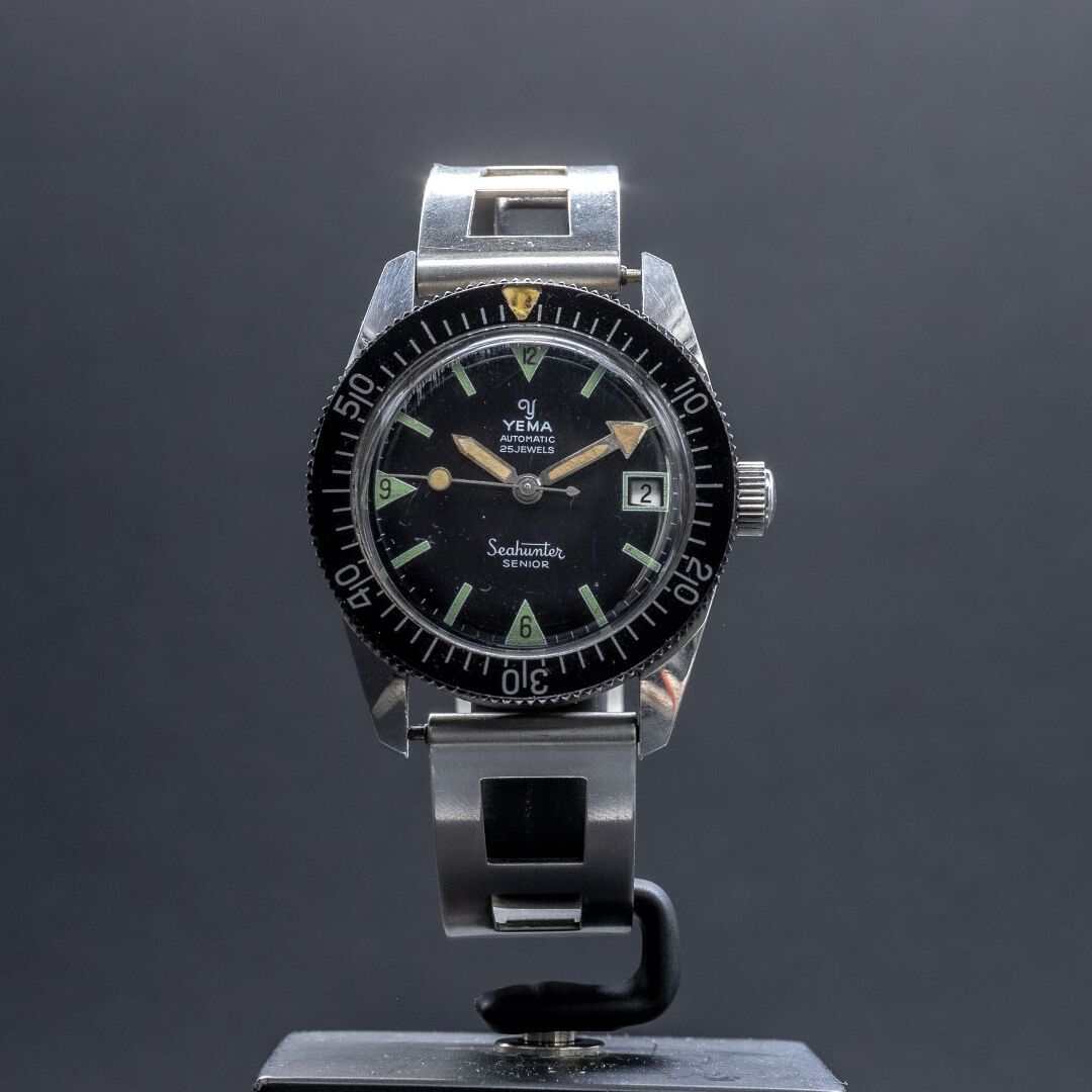 Yema Seahunteur Senior Yema Seahunteur高级腕表，防水表壳（36毫米），背透式表圈，黑色表盘配绿色指挥棒时标，3点钟位置有日&hellip;