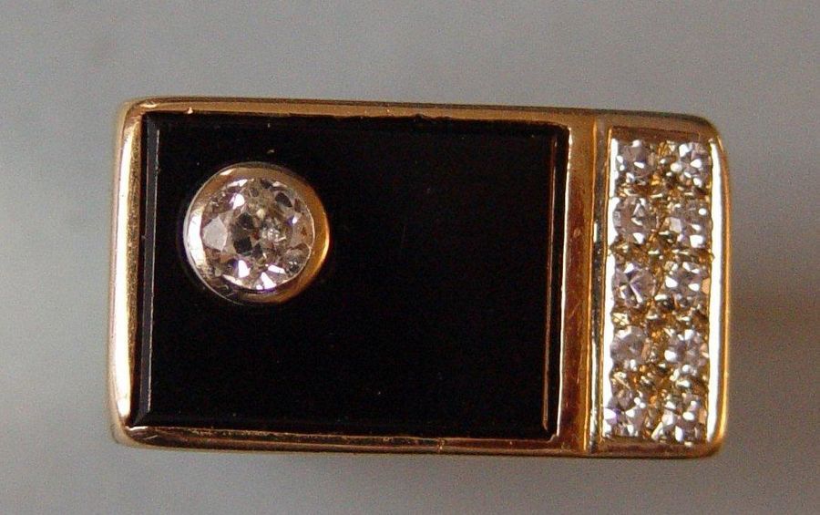 Null Bague chevalière en or sertie clos d'un diamant TA réhaussé d'une plaque d'&hellip;