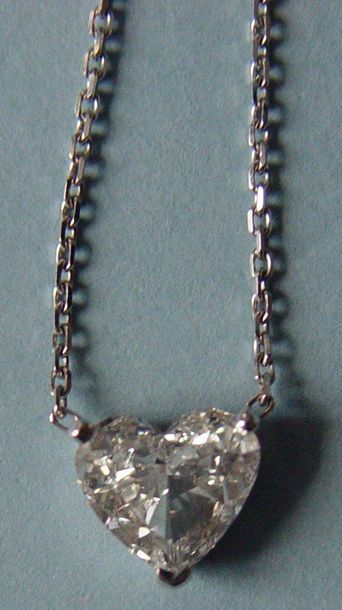 Null Chaîne et son pendentif en or gris serti d'un diamant taillé en coeur de 1,&hellip;
