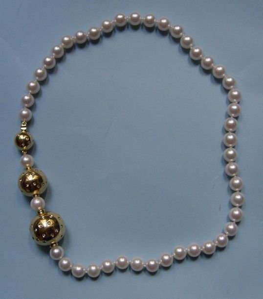 Null Collier de perles de culture rehaussées de trois boules en or serties de di&hellip;