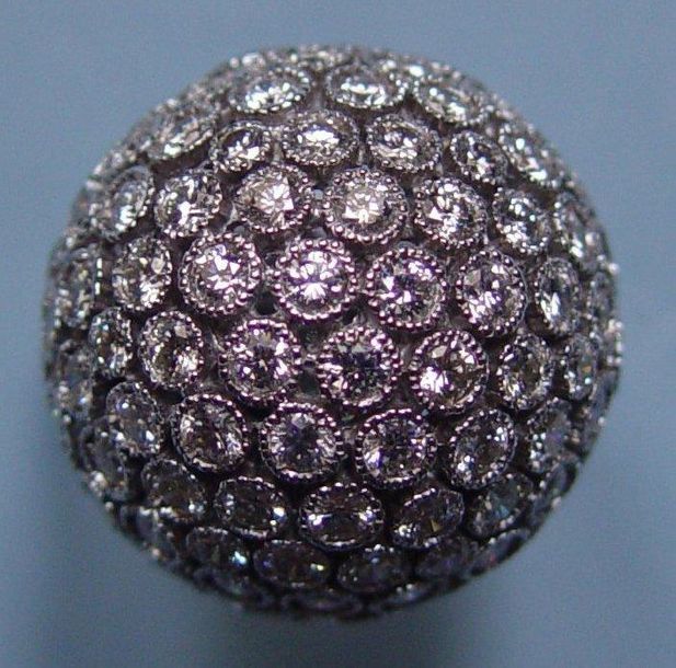 Null Bague boule en or gris sertie d'un pavage de diamants poids brut: 14g