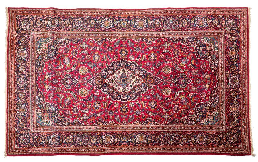 Null KACHAN incrusté de soie (Perse), milieu du 20e siècle: Un champ rouge rubis&hellip;