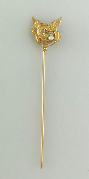 Null Epingle de cravate en or 750°/°°à motif d'une chimère rehaussée d'une perle&hellip;