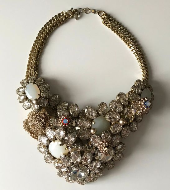 Null ERASMUS, important collier draperie en métal argenté à motif de fleurs tiss&hellip;