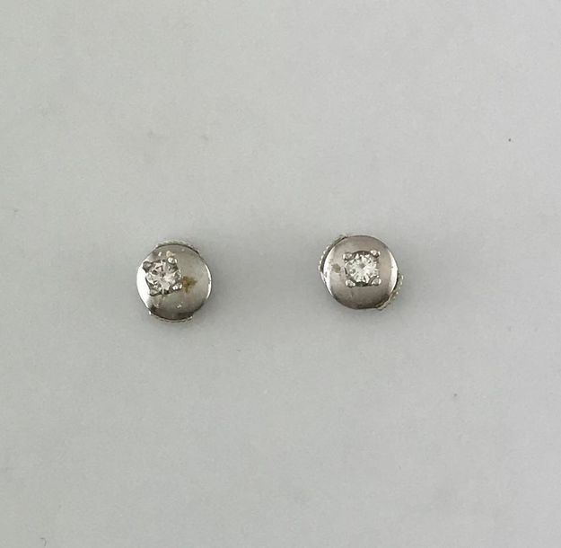 Null Paire de puces d'oreilles en or gris 750°/°° serties d'un diamant, Poids br&hellip;