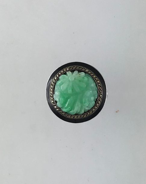 Null Bague en argent 925°/°° ornée d'un jade ciselé en fleur dans un entourage d&hellip;