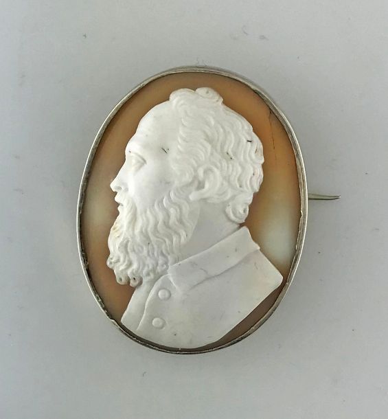 Null Broche camée coquillage représentant un profil d'homme barbu 1900