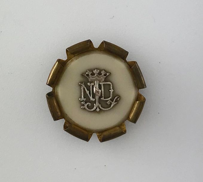 Null Broche en métal doré ornée d'un chiffre couronné en argent