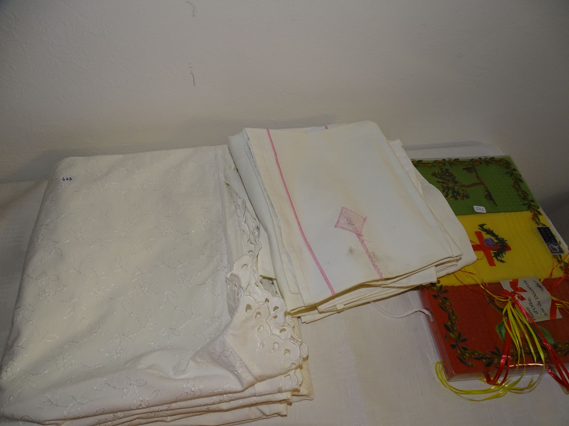 Null Lot comprenant : 1 nappe damassée + enveloppe d’édredon + 8 serviettes toil&hellip;