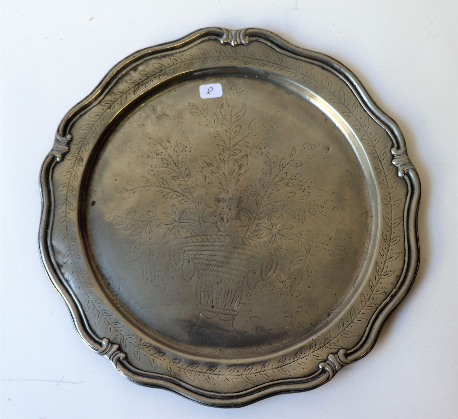 Null BETHUNES. Round pewter dish with a curved edge and strongly moulded engrave&hellip;