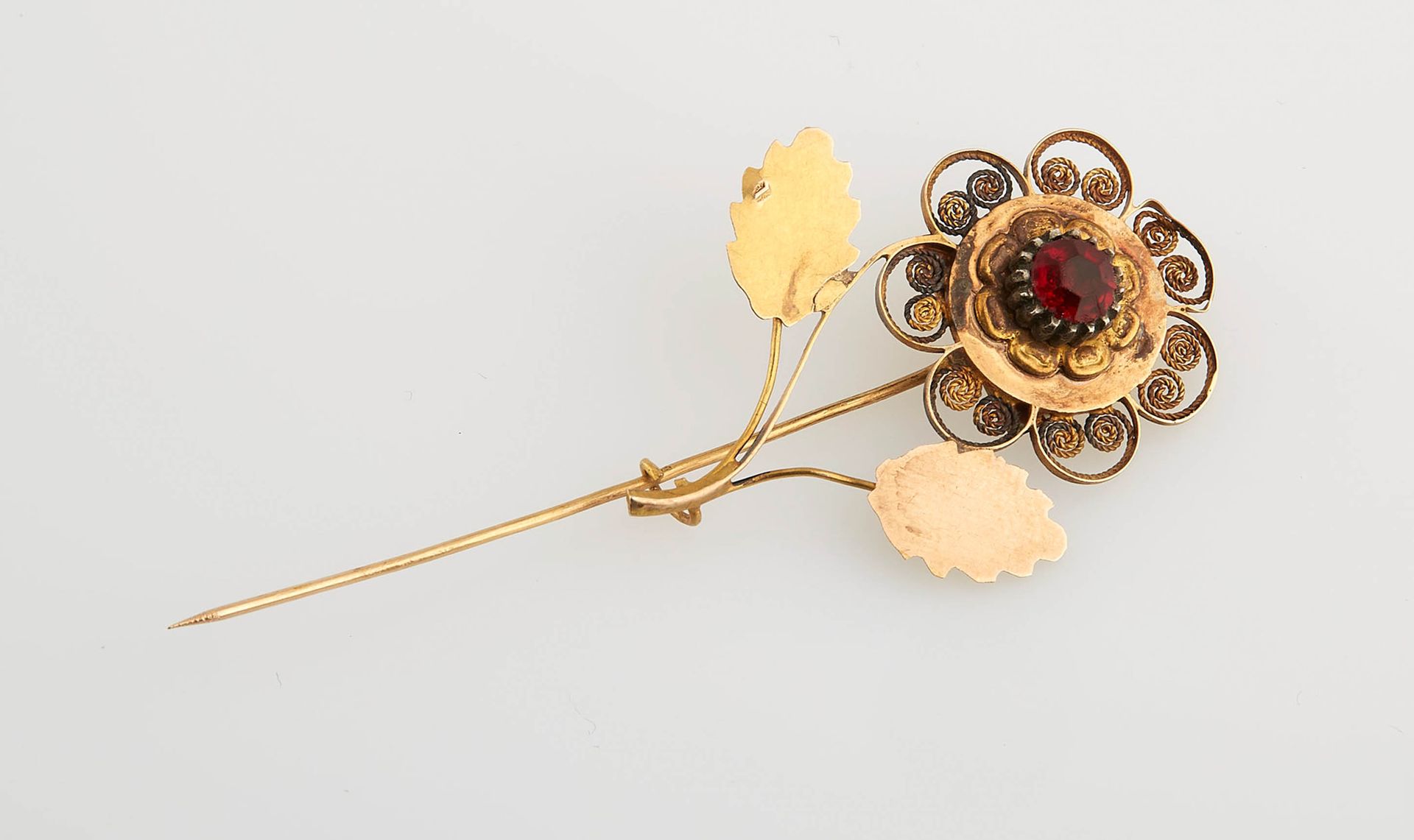 Null Yellow and red gold pin in the shape of a flower enhanced with a red glass.&hellip;