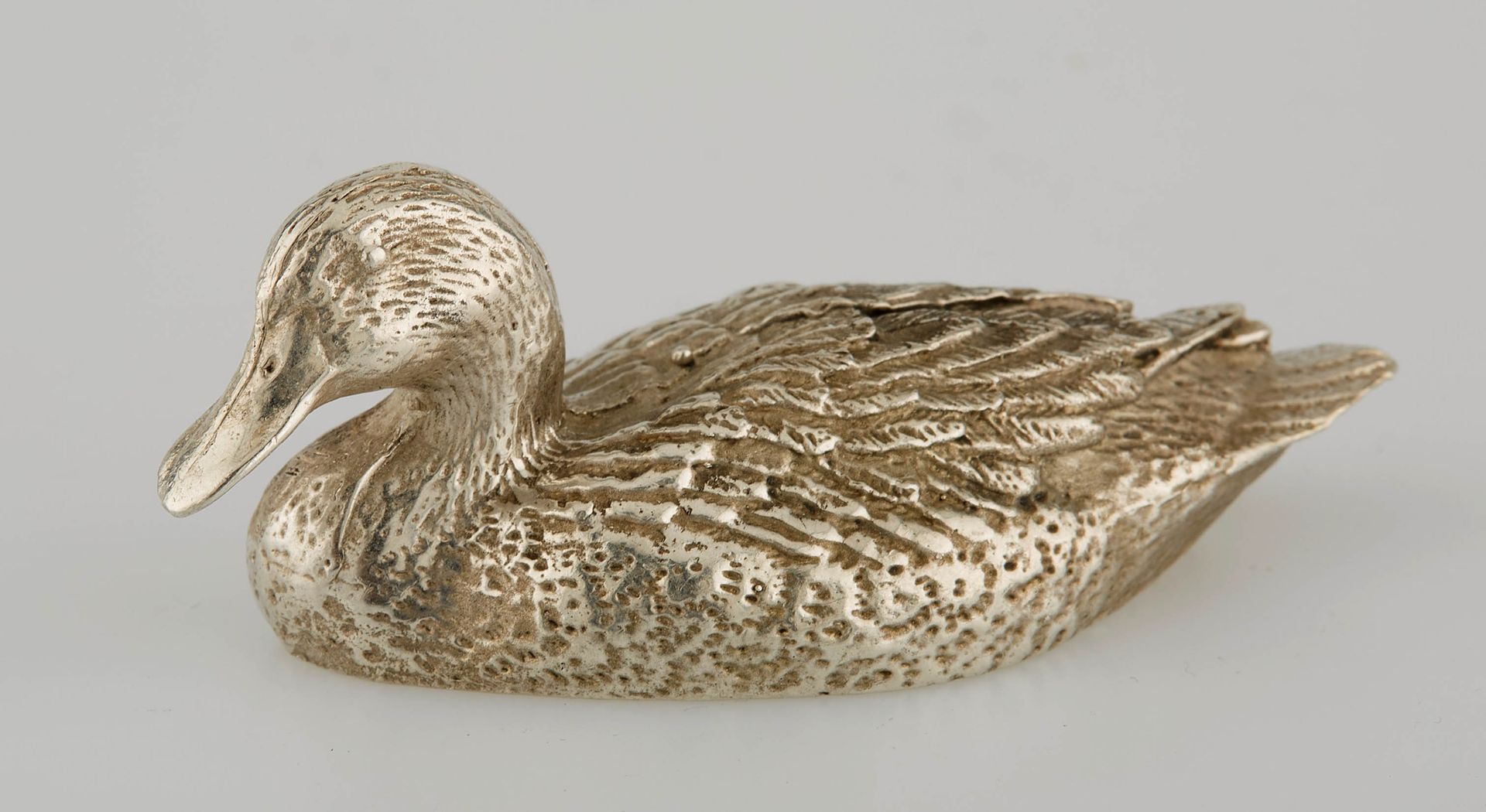 Null Sujet en argent à décor de canard nageant. Poinçon Minerve. Haut. : 2,5 cm.&hellip;