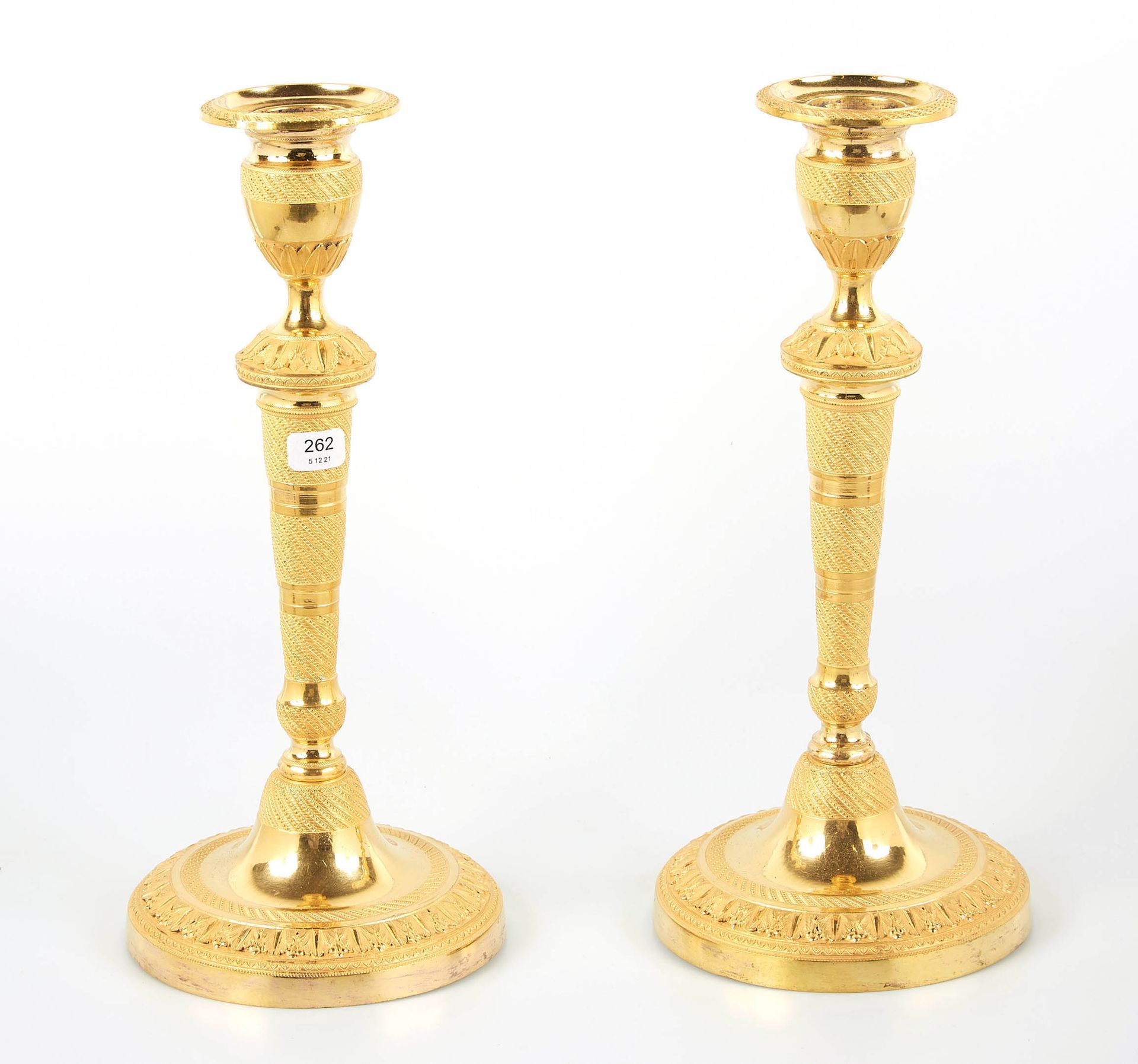 Null Schönes Paar Fackeln aus vergoldeter Bronze mit runder, mit Blattwerk zisel&hellip;