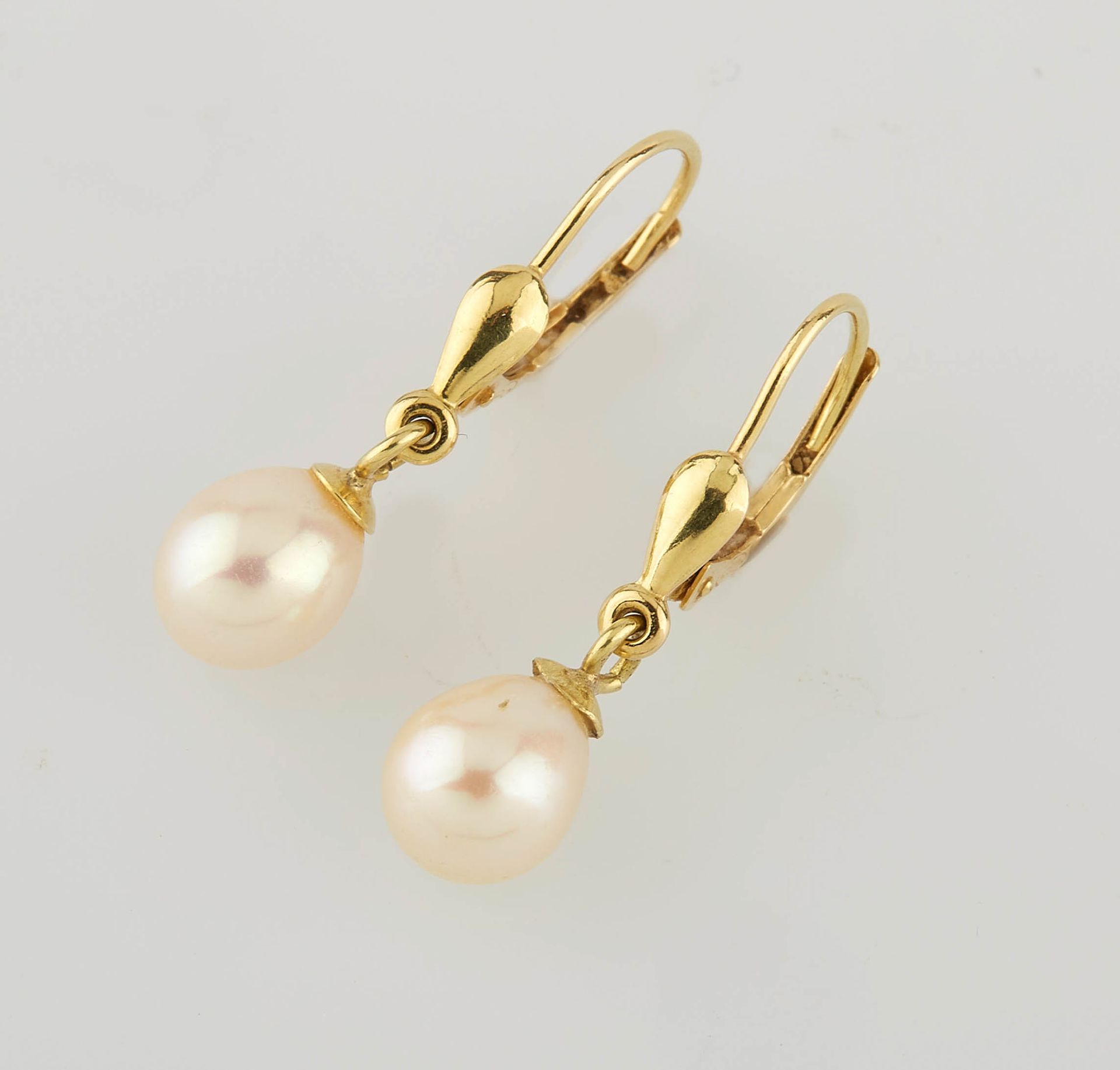 Null 一对黄金耳环，上面有两颗养殖珍珠。重量（毛重）：2.20克。