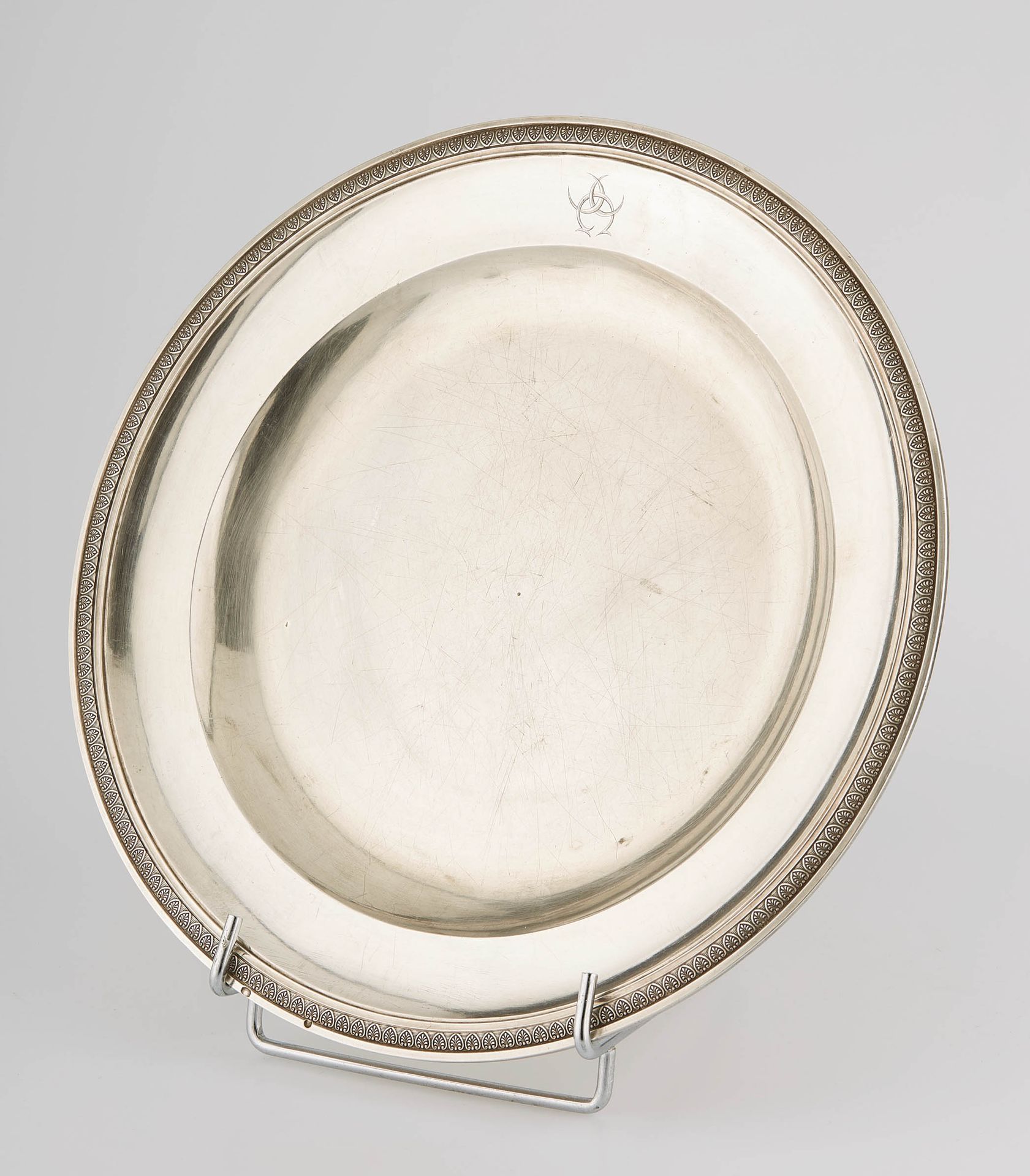 Null 一个带有棕榈花纹的圆形银盘。巴黎，1809/19。直径：30厘米。重量：929克。