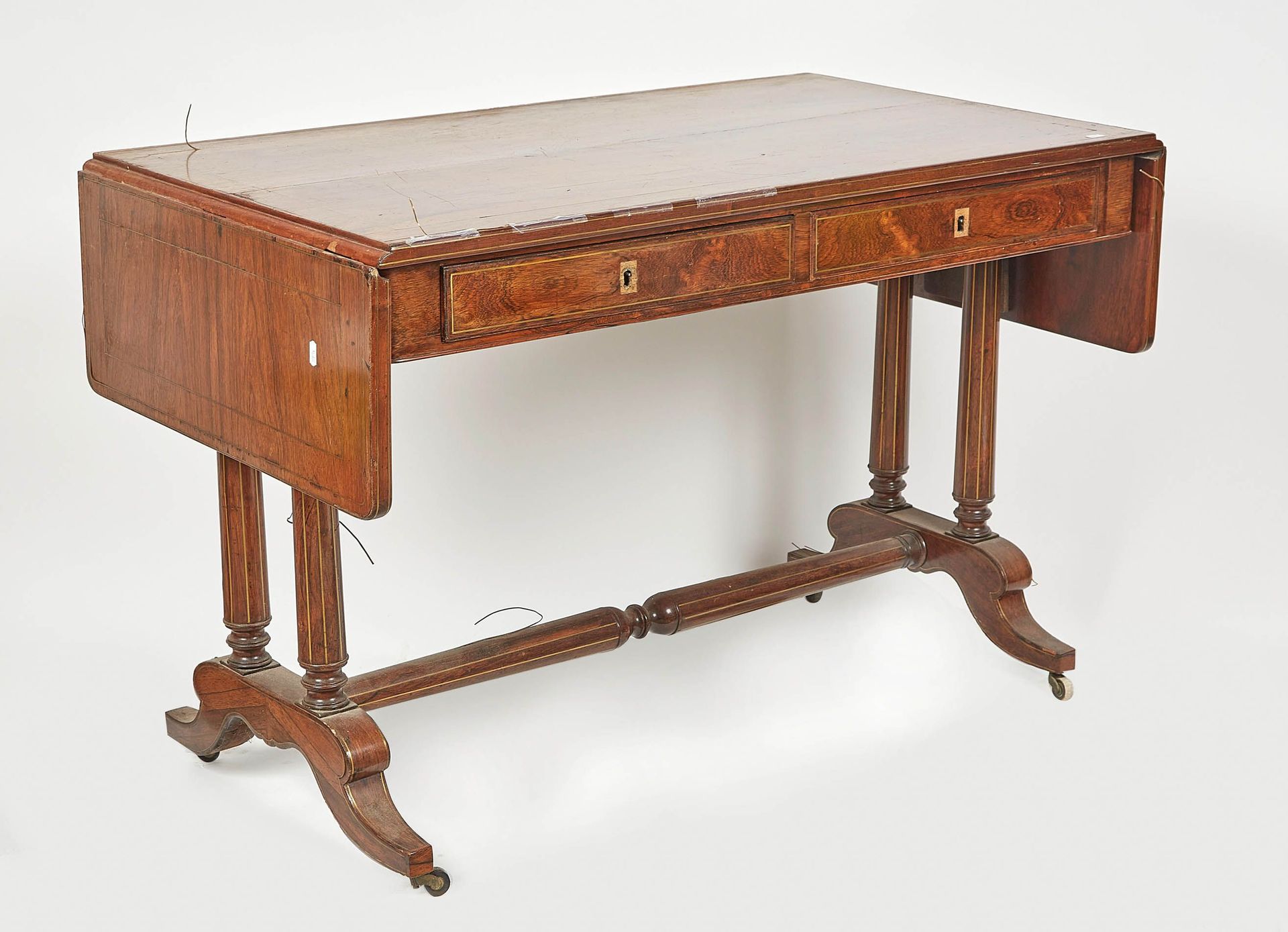 Null 带挡板的紫檀木饰面办公桌，用铜丝加强。它在腰带上有两个抽屉，底座由一个H型支架连接。19世纪晚期。高度：74厘米。高度：74厘米。长度：113厘米。深&hellip;