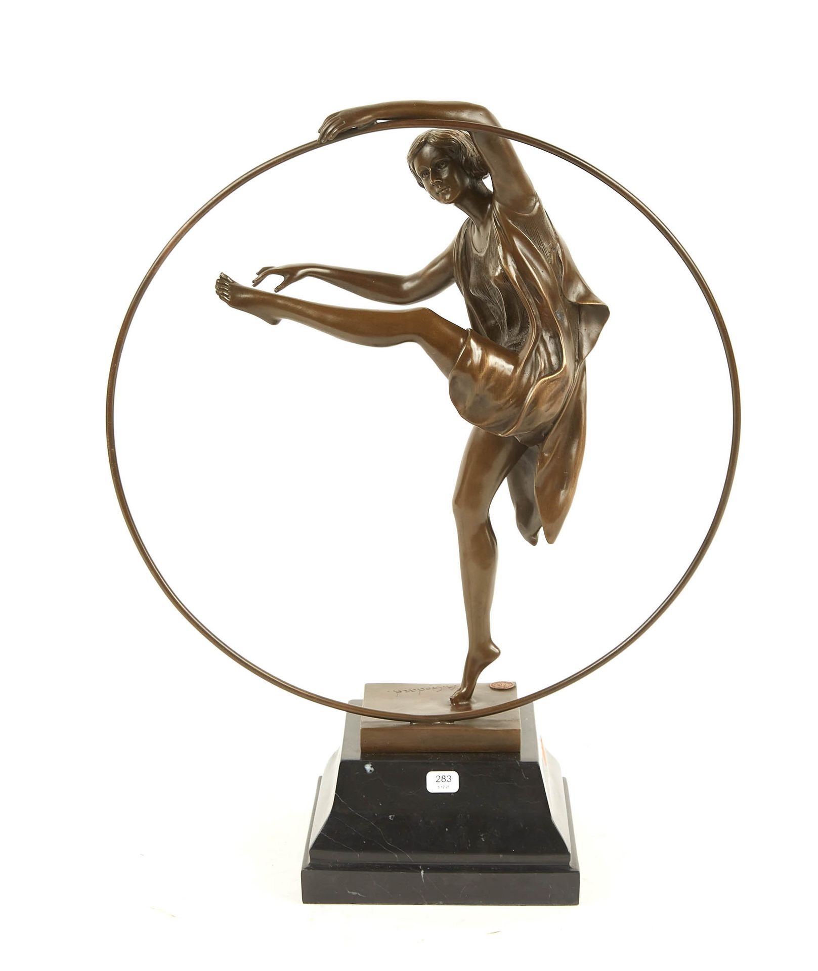 Null GADARD A.带有棕色铜锈的青铜主题，代表一个带着大铁环的舞者。签名。黑色大理石底座。高度：46厘米。高度：46厘米。直径：36厘米。深度：16厘&hellip;