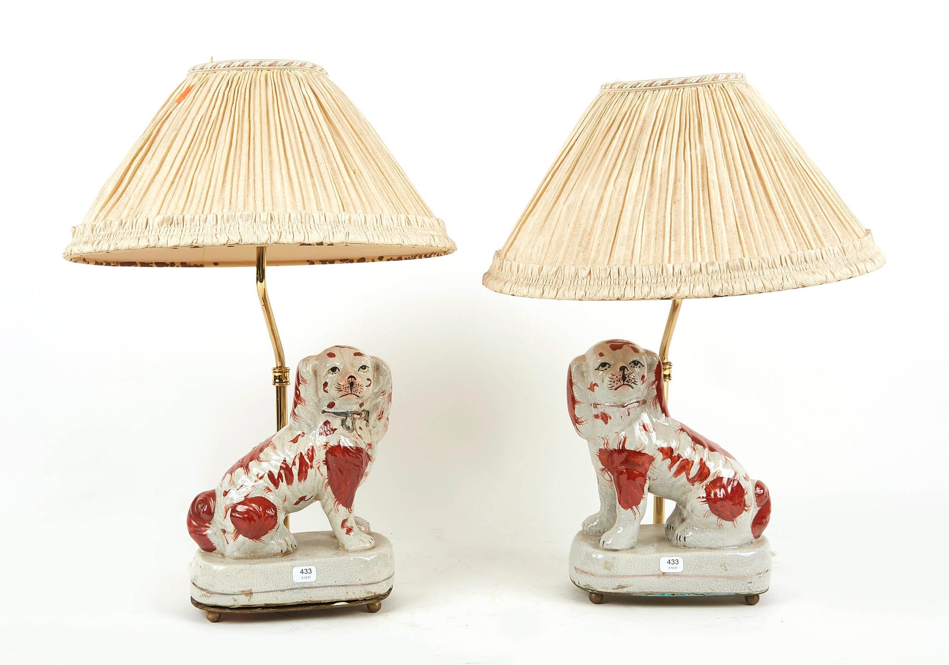 Null Pair of dogs in fine English earthenware. Height : 20 20,5 cm. Length : 16,&hellip;