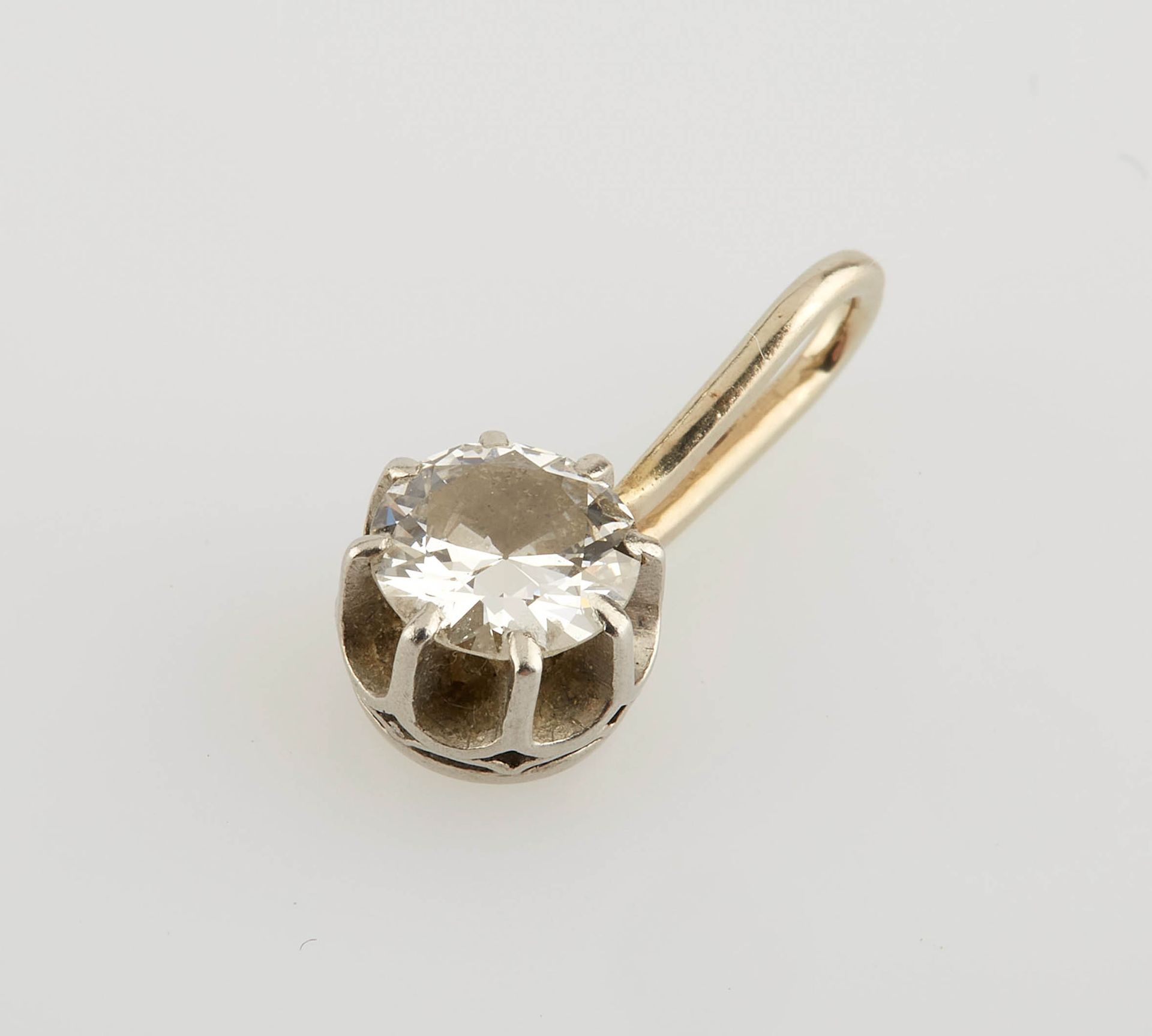 Null Colgante de oro blanco engastado con un diamante de talla moderna de 0,45 c&hellip;