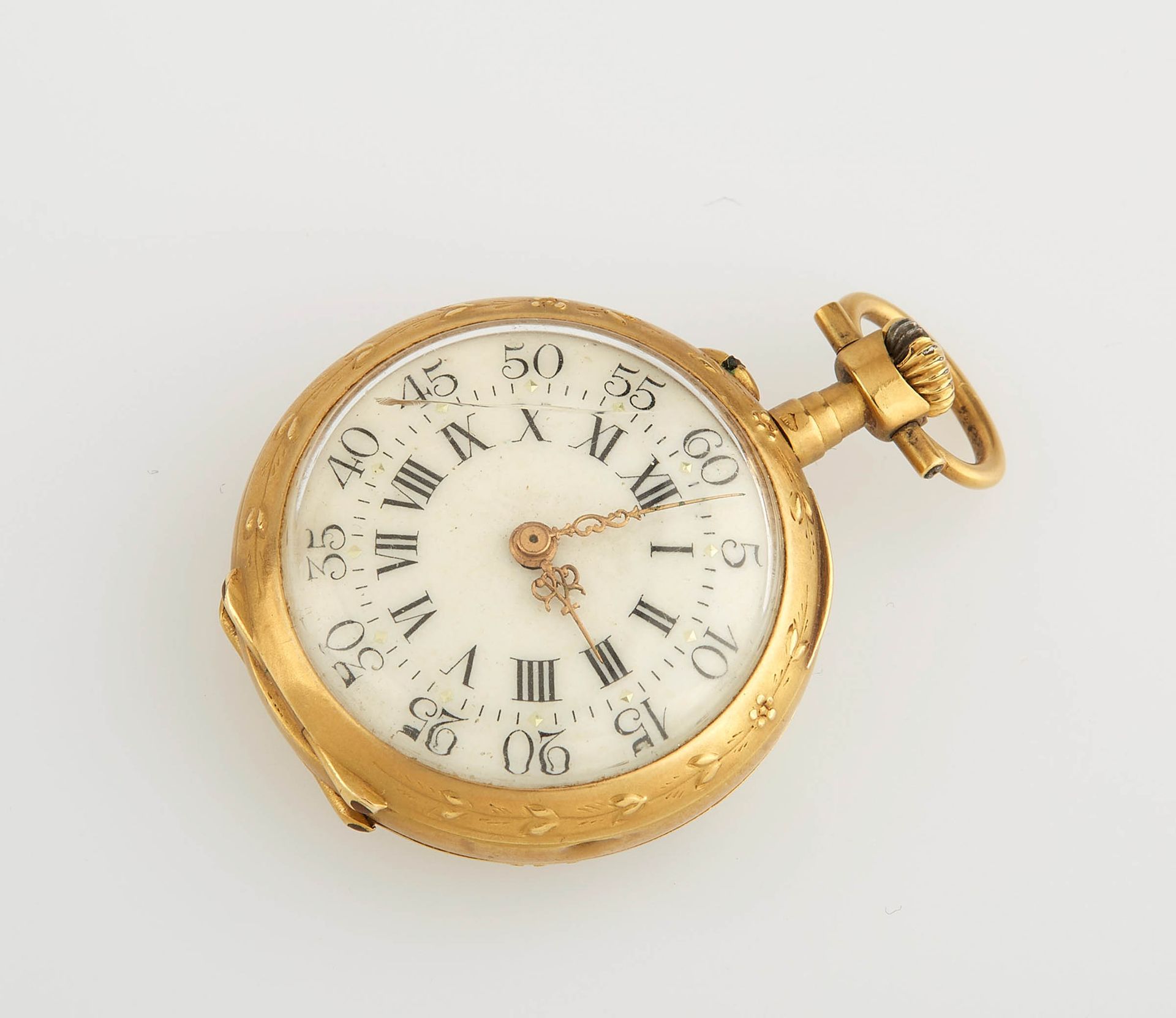 Null 背面凿有贝壳的黄金chatelaine手表。直径：2.8厘米。重量（毛重）：21.80克。分裂的玻璃。