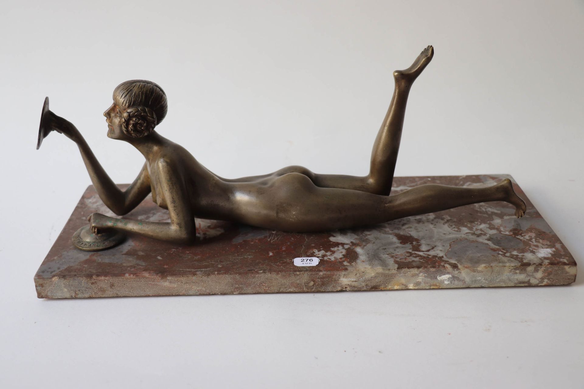 Null 奇帕鲁斯-迪米特里（1886/1947）。一个灰色的青铜主题，表现了一个躺着的裸体女人，手持铙钹。签名。高度：14厘米。高度：14厘米。长度：39厘米&hellip;