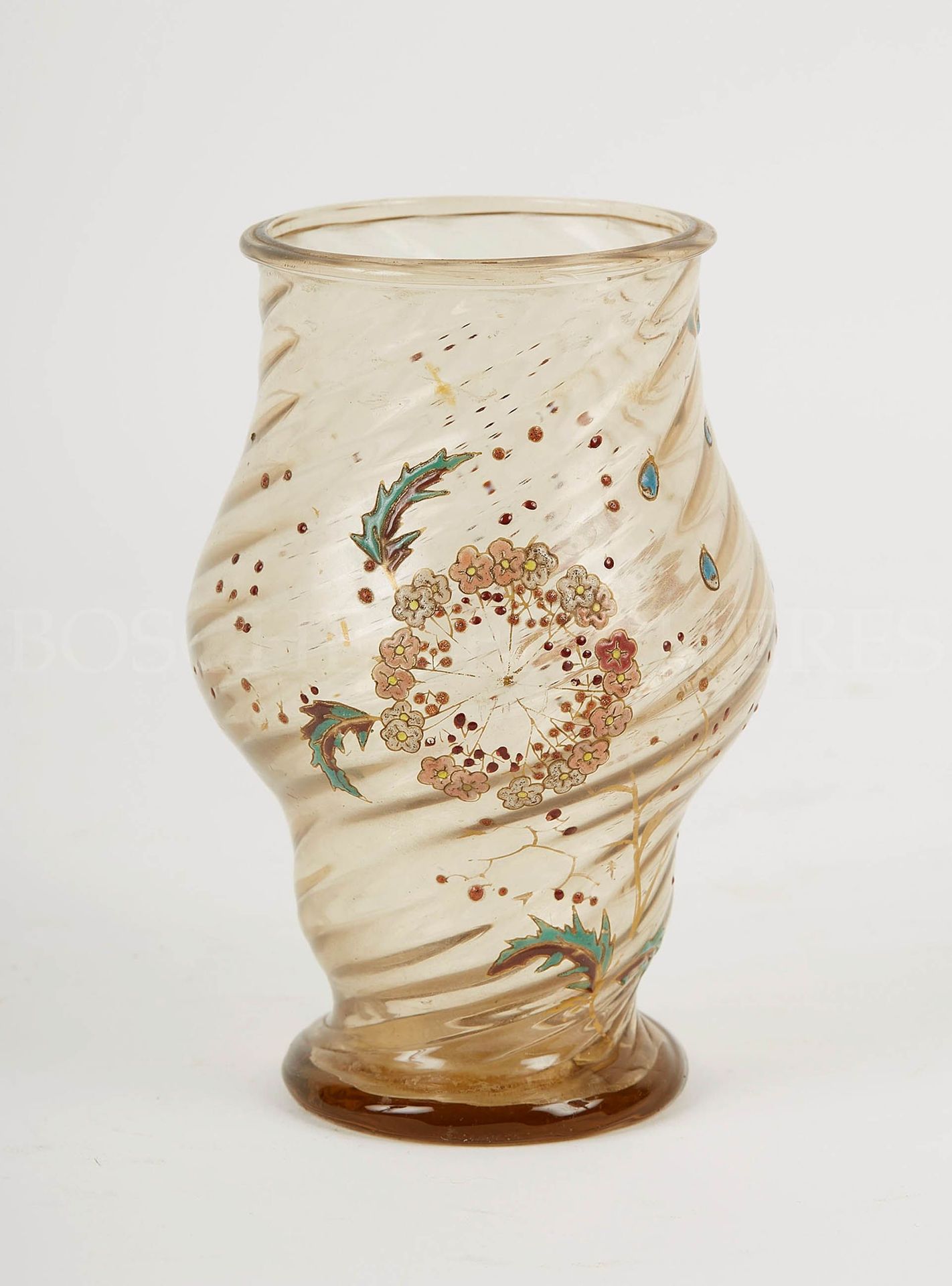 Null GALLE（归属）。漩涡花瓶代表雨天被风带走的花瓣。珐琅彩的水晶，有金色的亮点。下面的签名可能被擦掉了。19世纪晚期。高度：15.7厘米。高度：15.&hellip;
