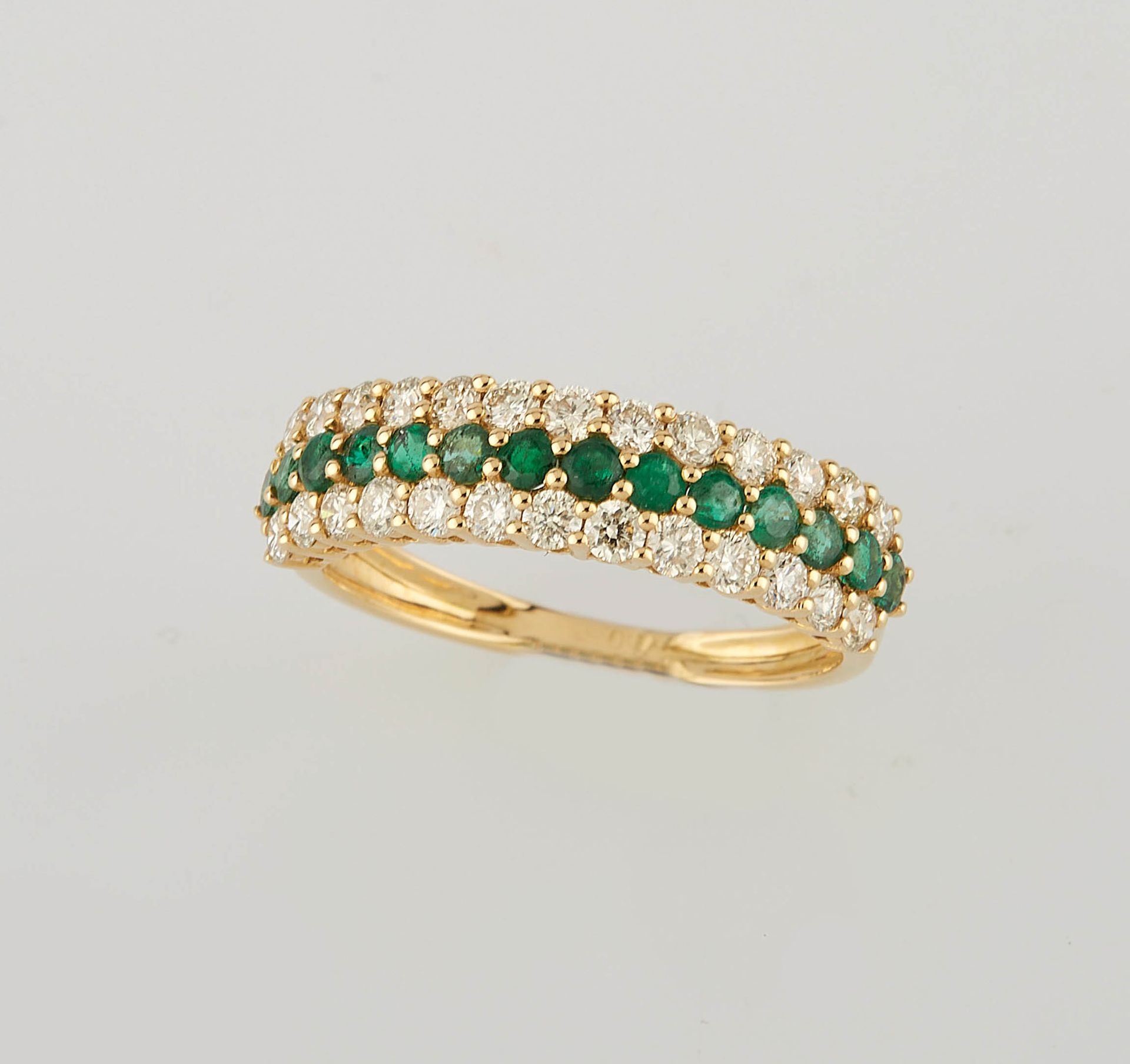 Null 黄金半婚戒，在双排26颗圆钻中镶嵌了14颗圆祖母绿，共0.40克拉。手指大小：52。重量：2克。