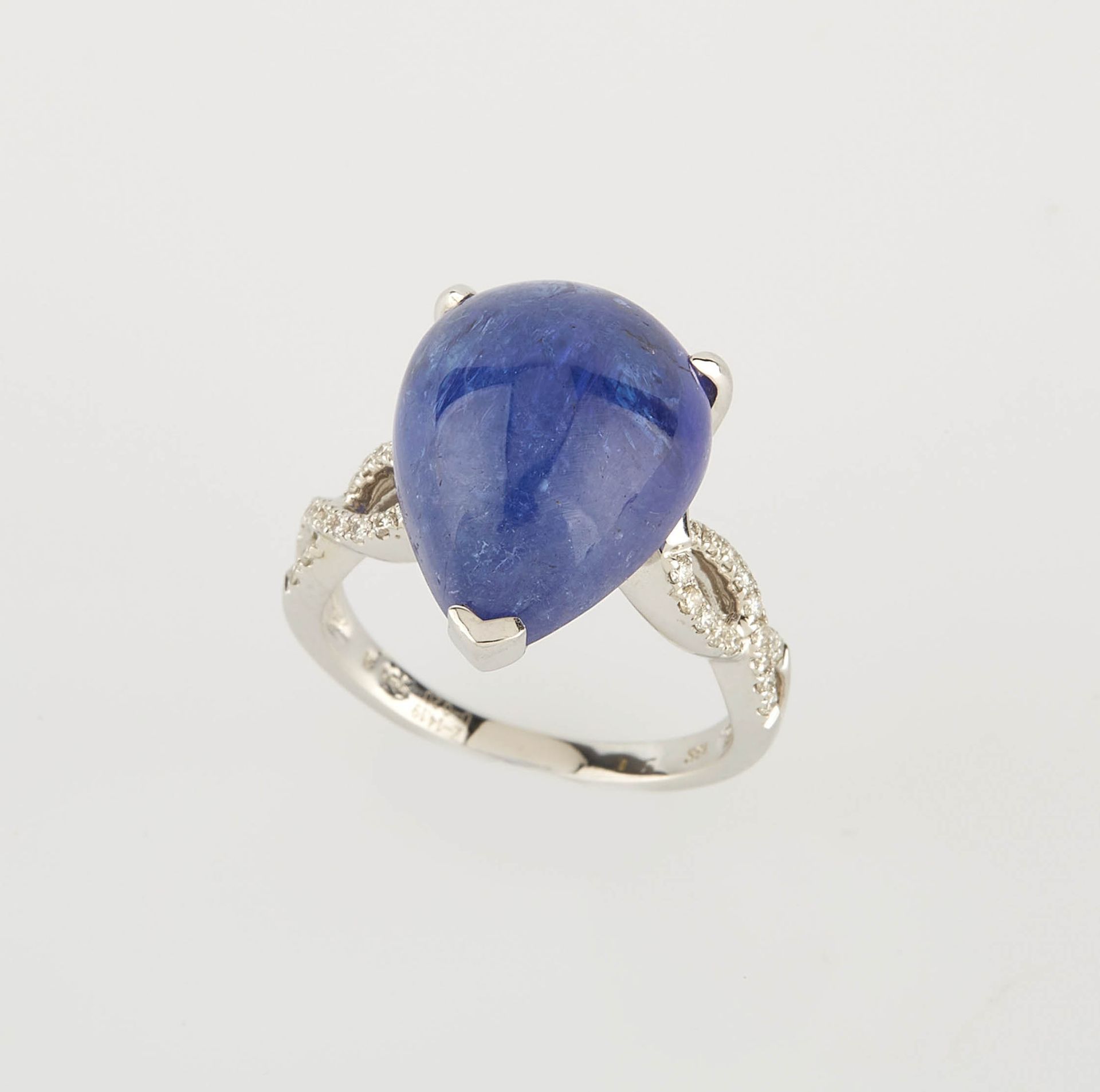 Null White gold ring set with a pear-shaped cabochon-cut Tanzanite of 14.20 cts &hellip;