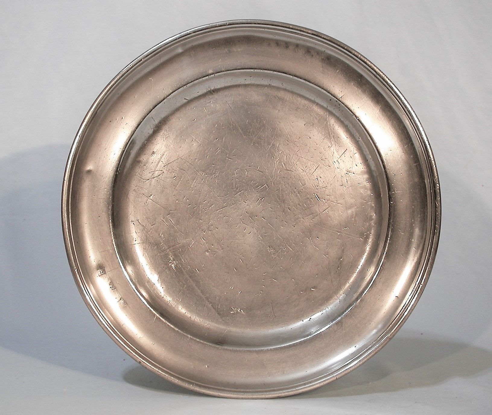 Null CAEN. Round pewter dish with scalloped and moulded edge. Hallmark: C crowne&hellip;