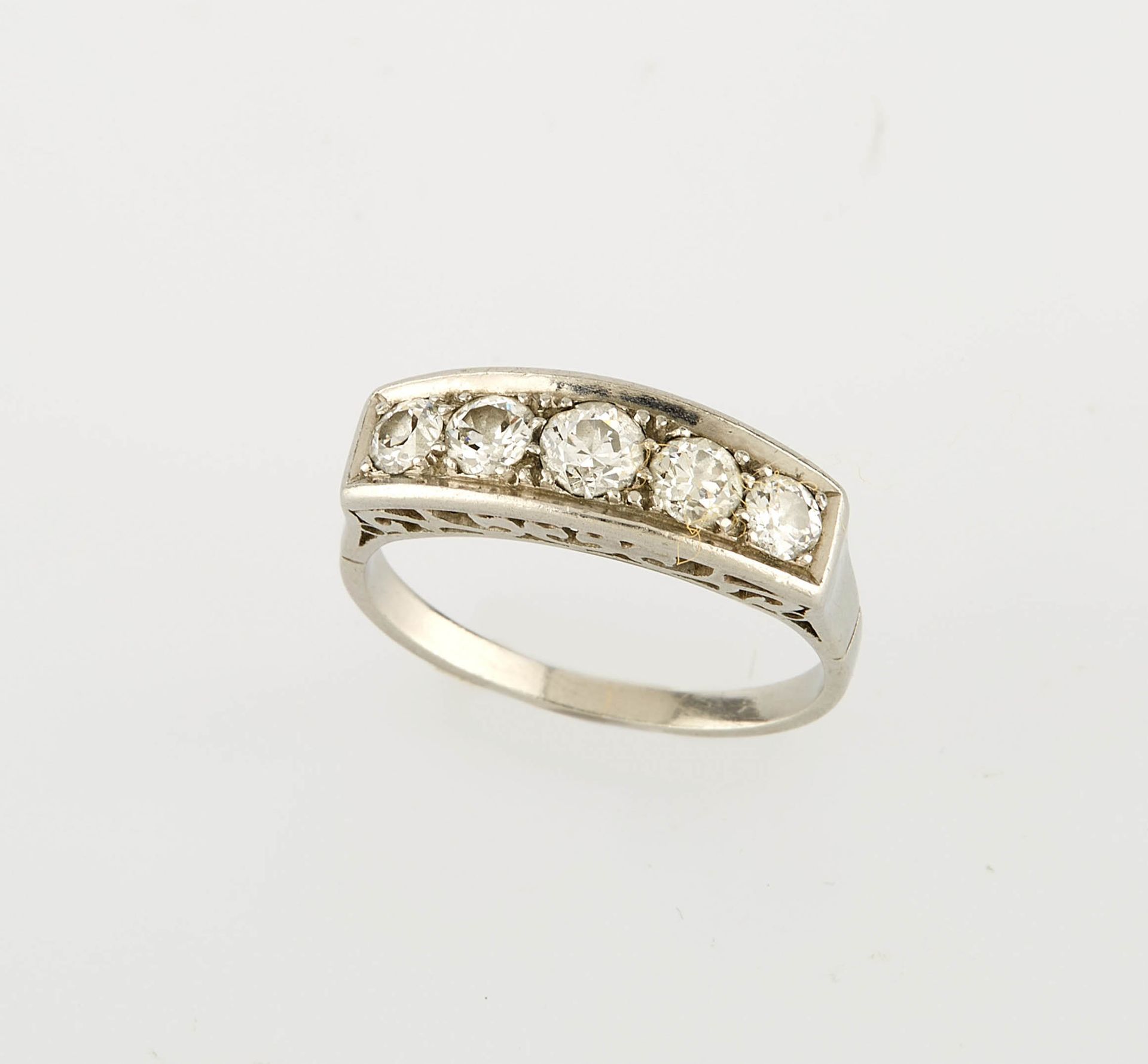 Null 铂金 "河流 "戒指，镶嵌五颗旧式切割钻石。镂空设置。手指大小：52.5。重量：4.60克。